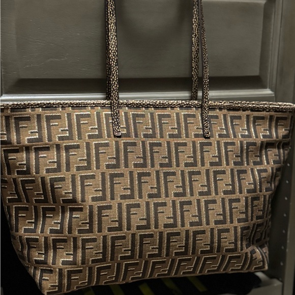 Fendi Lampo Zucca Roll Tote *Limited Edition* - Picture 3 of 13